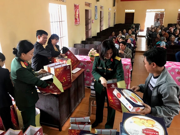 Các thành viên đoàn công tác cùng cán bộ UBND xã Đông Đô chuẩn bị quà trao tặng bà con nghèo xã Đông Đô (Hưng Hà, Thái Bình).
